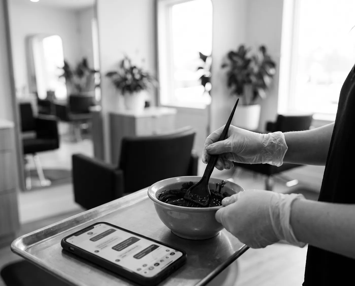 Coiffeuse et assistante IA sur téléphone